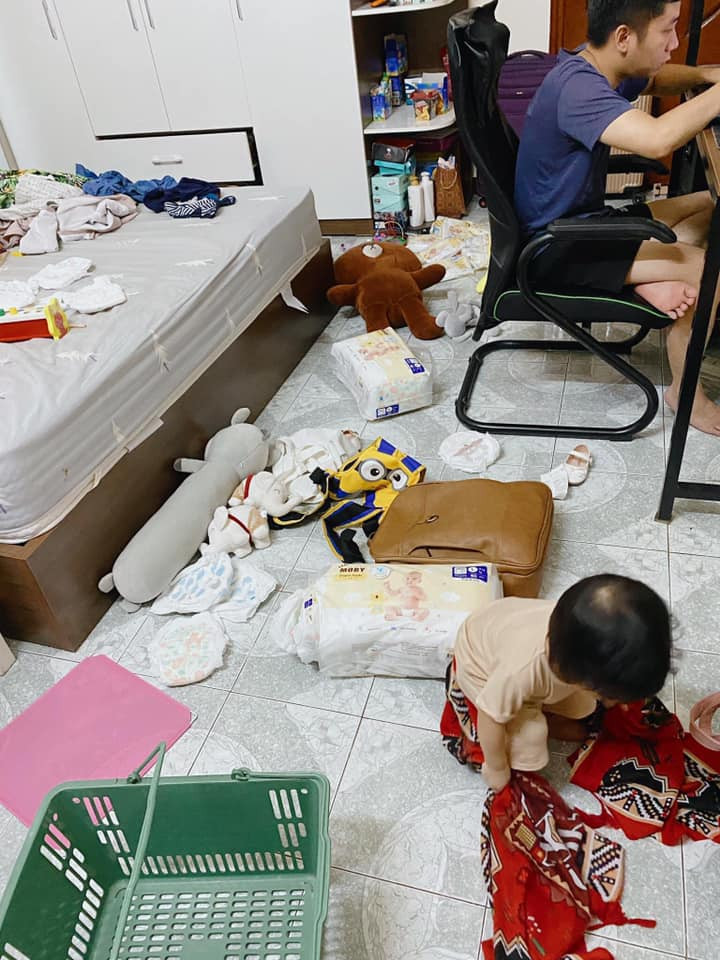 Đây không phải lần đầu tiên, hội mẹ bỉm sữa lên mạng bóc phốt màn trông con bá đạo của các ông chồng khi vợ có việc chạy ra ngoài.