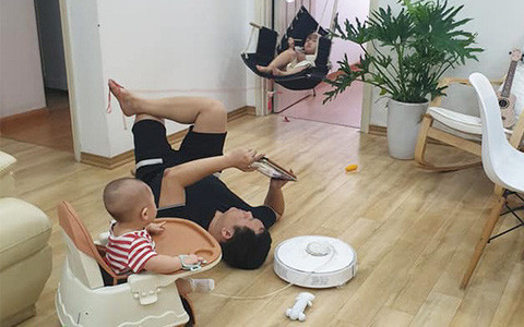 Được vợ nhờ trông con nhưng đang mải trận game nên ông chồng này đã có cách xử lý hết sức bá đạo.