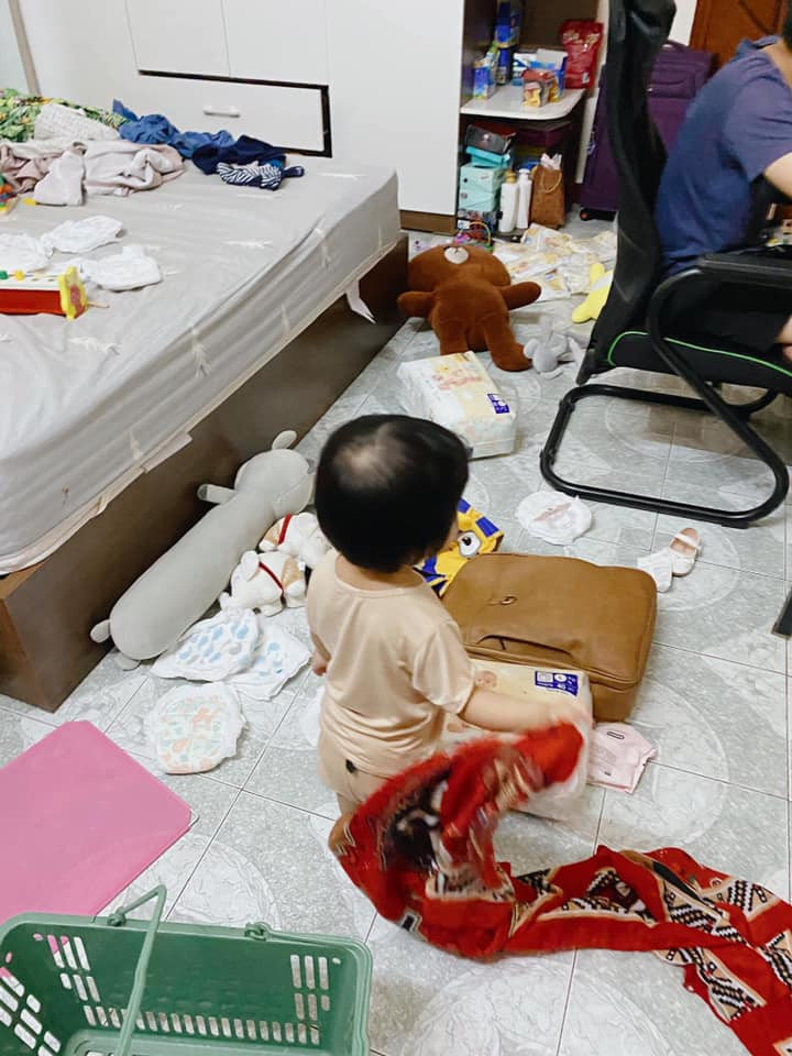 Phía dưới những bức ảnh của chị Đ.L.A đăng tải, nhiều mẹ bỉm sữa cũng tranh thủ kể tội chồng mình khi được vợ nhờ trông con. Điển hình như chị N.K.L chia sẻ: "Giống hệt chồng em, vợ nhờ giữ con mấy phút để ra lấy đồ ship, quay về thấy con tự chơi, bố nằm ngáy khò khò" hay như nickname N.M.A bình luận: "Chồng em nhờ trông con thì vẫn ôm con đấy nhưng mắt vẫn dính chặt vào cái màn hình điện thoại để chơi điện tử... nghĩ mà nó chán".