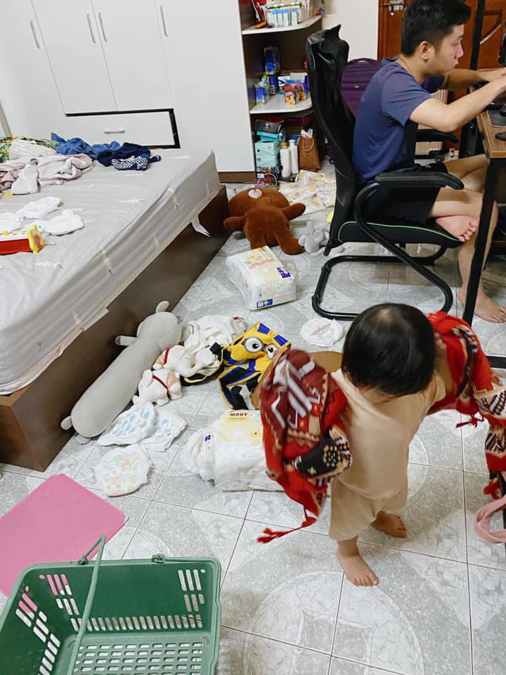 Cụ thể, chứng kiến màn an tọa làm việc khi được vợ nhờ trông con của người chồng, dân mạng có để lại bình luận: "Vợ nhờ trông còn mà lại ngồi làm việc thế này là dở rồi. Anh chồng chắc tối nay tự biết chỗ ngủ rồi chứ?" hay "Nhìn buồn cười thực sự, nói đàn ông vô tâm lại tự ái nhưng quả thật nhìn đi rồi sẽ hiểu"...