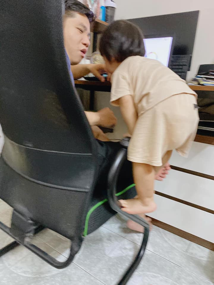 Trong khi căn phòng bị lộn xộn bởi đứa con gái tưởng hiền dịu, không quậy phá thì hình ảnh người chồng mặc kệ con để làm công việc của mình khi vợ ra ngoài cũng khiến dân mạng quan tâm và để lại bình luận.