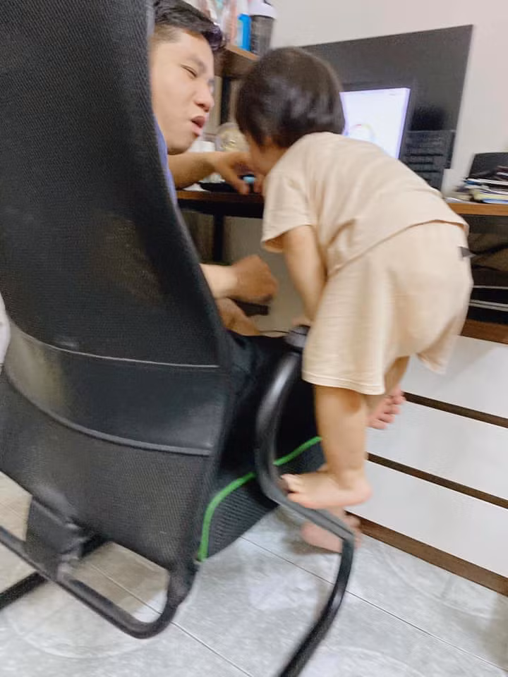 Trong khi căn phòng bị lộn xộn bởi đứa con gái tưởng hiền dịu, không quậy phá thì hình ảnh người chồng mặc kệ con để làm công việc của mình khi vợ ra ngoài cũng khiến dân mạng quan tâm và để lại bình luận.