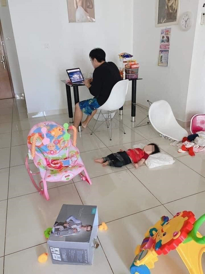 Điển hình như cách đây chưa lâu, trên MXH xuất hiện hình ảnh ông bố vì mải làm việc nên đã nghĩ ra cách dính chặt con xuống sàn nhà bằng băng dính để cho tránh việc đứa trẻ quậy phá khi vợ ra ngoài có việc.
