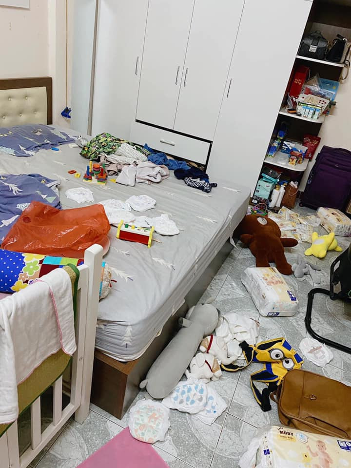 Trong những bức ảnh được chị Đ.L.A đăng tải, căn phòng ngủ chẳng khác gì bãi chiến trường với đồ đạc bị xới tung. Từ những chiếc bỉm, gấu bông, cho đến quần áo đều la liệt trên giường và dưới sàn nhà.