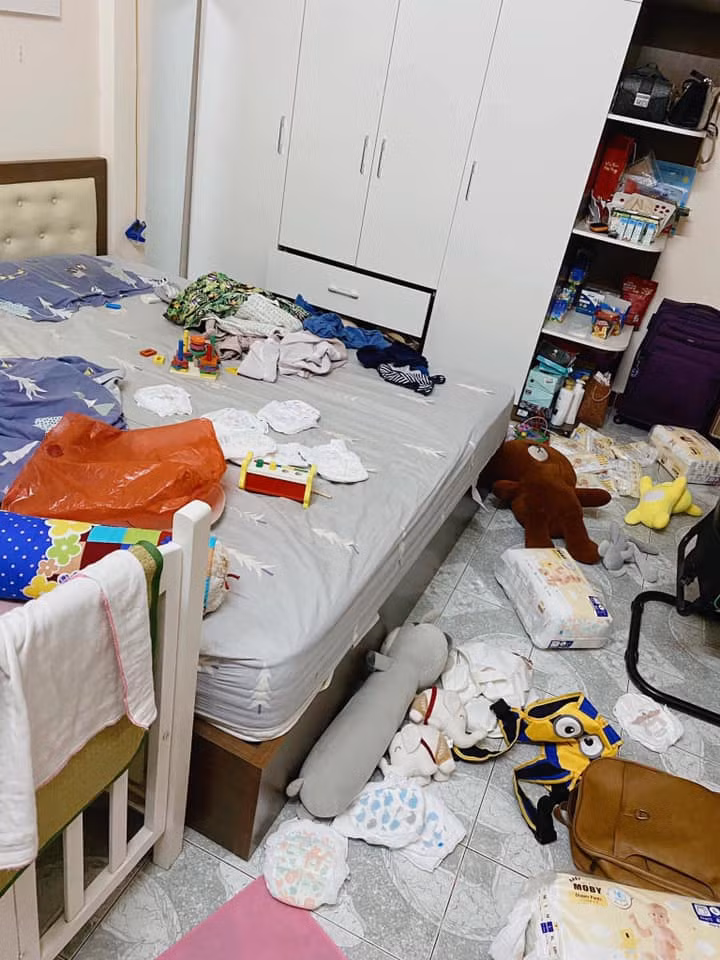 Trong những bức ảnh được chị Đ.L.A đăng tải, căn phòng ngủ chẳng khác gì bãi chiến trường với đồ đạc bị xới tung. Từ những chiếc bỉm, gấu bông, cho đến quần áo đều la liệt trên giường và dưới sàn nhà.