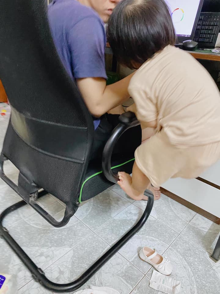 Tưởng rằng giao con cho chồng sẽ yên tâm để chạy ra ngoài nhưng sau khi chứng kiến cảnh này. Thử hỏi người vợ nào không tức điên lên cho được.