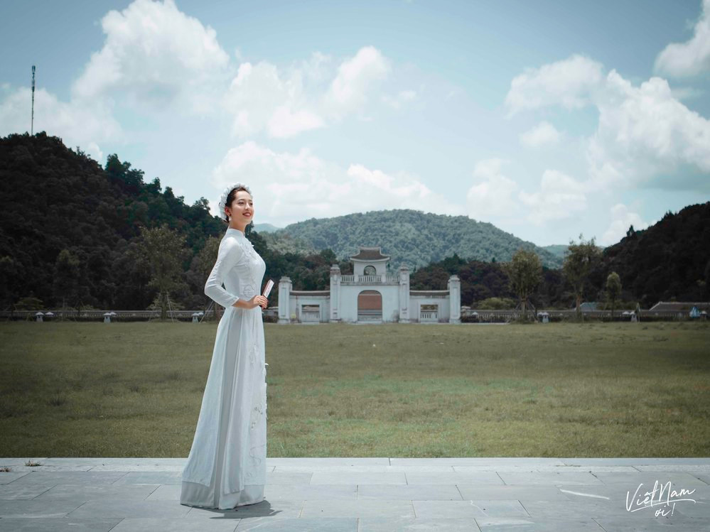 Vào khoảng thời gian trước, có rất nhiều bài đăng về cô gái xinh đẹp chuyên chia sẻ kinh nghiệm khám phá thiên nhiên Việt Nam rất chất lượng. Không chỉ mang đến kiến thức về du lịch, nữ vlogger Việt có tên Maria Tuyền còn sở hữu nhan sắc "không phải dạng vừa đâu".