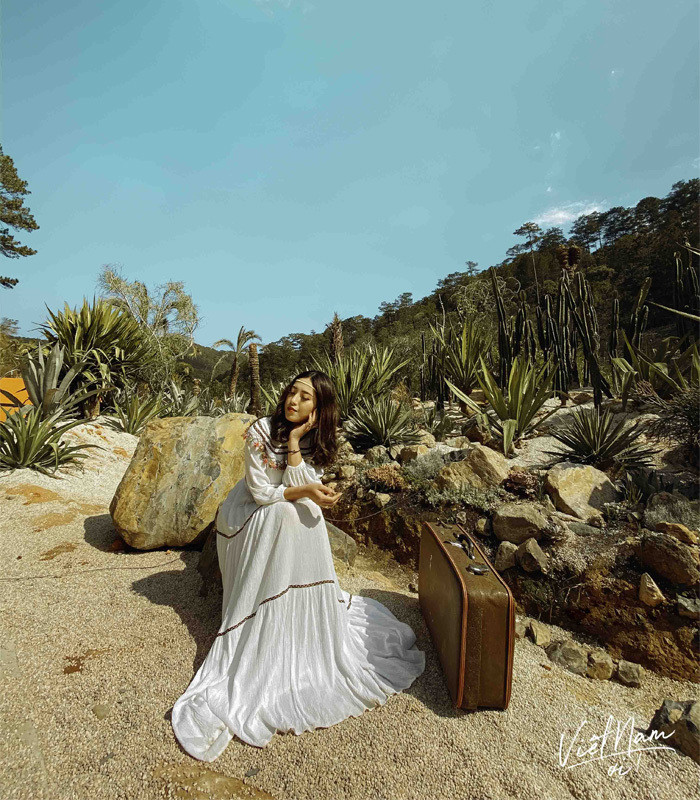 Trang phục chủ yếu mà Maria Tuyền yêu thích chính là chiếc áo dài truyền thống. Bởi khi khoác lên mình chiếc áo dài, nữ vlogger này cảm thấy tự tin hơn, xinh đẹp hơn.