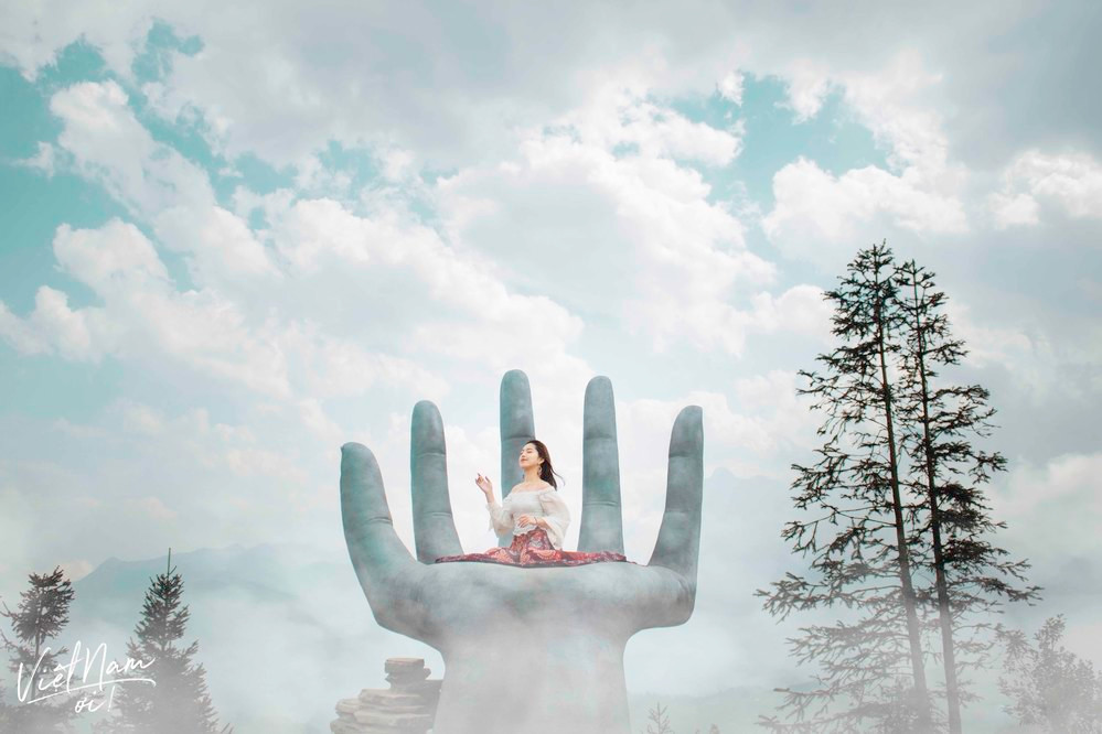 Maria Tuyền sở hữu một gương mặt vô cùng xinh đẹp với sống mũi cao, đôi mắt to tròn cùng miệng cười vô cùng duyên dáng. Tuy chiều cao chỉ là 1m60 nhưng thân hình cân đối cùng số đo hoàn hảo nên nữ vlooger 9X này luôn tự tin trong những trang phục áo dài.