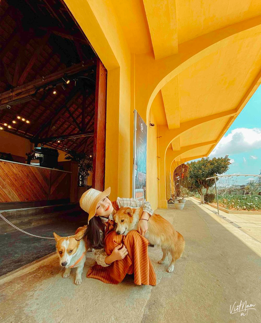 Ngay từ khi còn ngồi trên ghế nhà trường Maria Tuyền đã rất đam mê và có hứng thú với du lịch, đi đến đâu cô cũng cảm nhận được những vẻ đẹp dân dã, thân quen rất đặc trưng của người dân nơi đây. Và khi lớn lên, nữ vlogger xinh đẹp này đã và đang được sống với niềm đam mê du lịch của chính mình.