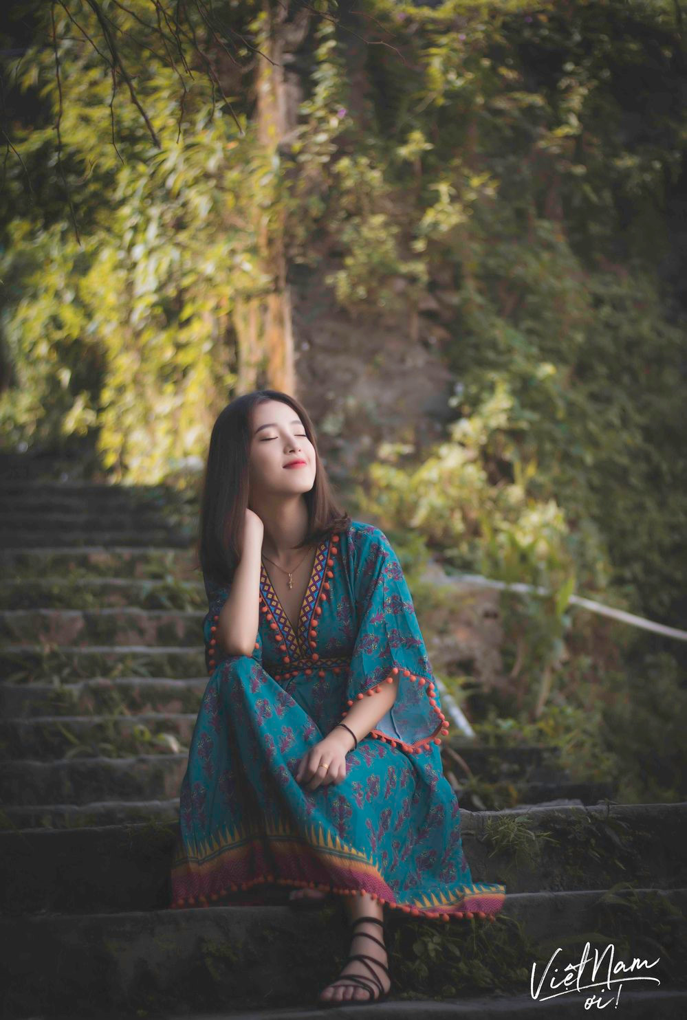 Ngoài việc tận hưởng vẻ đẹp nơi cô đặt chân đến, Maria Tuyền còn tìm hiểu kỹ về phong tục tập quán, chuẩn bị những trang phục thích hợp để làm tôn vinh lên vẻ đẹp của bản thân cũng như địa danh đó.