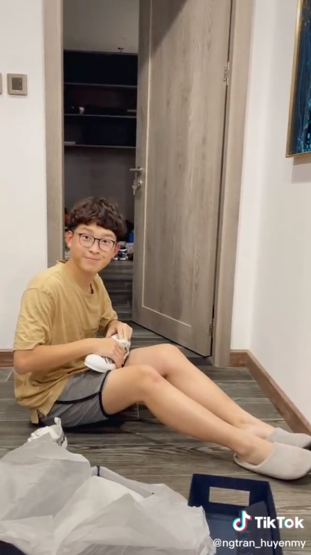 Món quà của Việt Anh chính là một đôi Dior B23 sneaker cổ thấp. Giá của đôi giày được ghi trên store dao động vào khoảng 1.000 đô (hơn 23 triệu VNĐ).