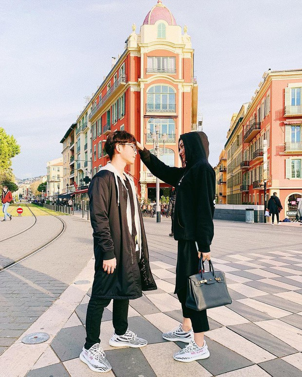 Giày hiệu đắt là đúng rồi nhưng với cư dân mạng thì nhan sắc cực phẩm của Việt Anh thậm chí còn đáng giá hơn thế.