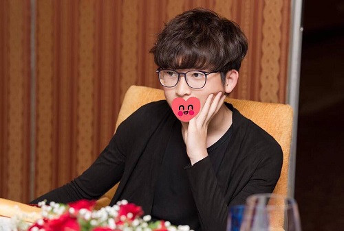 Mái tóc xoăn, làn da trắng cùng vóc dáng cao ráo của em trai Á hậu Huyền My được đánh giá chuẩn hot boy trong tương lai.