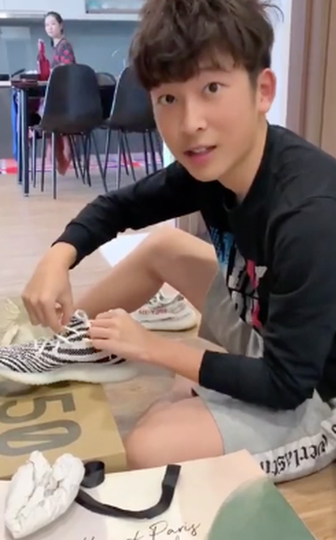 Bên cạnh đó, khoảnh khắc Việt Anh cười tươi khi bị người chị là Á hậu trêu được tặng quà thì mặt có thể vui hơn chút không cũng khiến nhiều người đổ rạp.