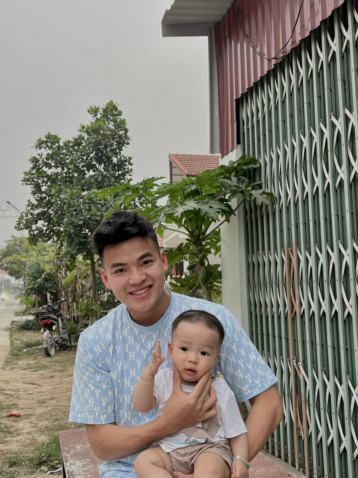 Truyền thông Indonesia lấy tình huống này để chỉ trích U23 Việt Nam chơi xấu và trọng tài không làm tốt nhiệm vụ.