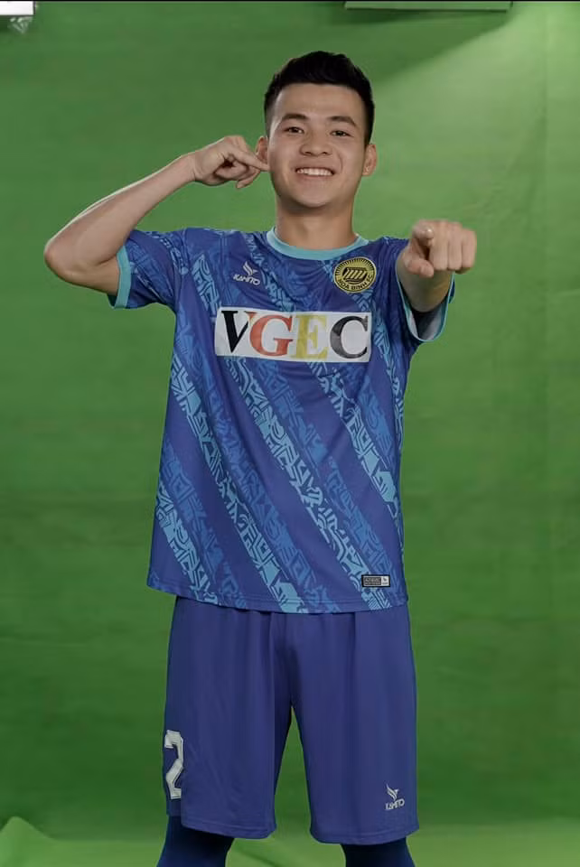 Trọng tài chính không quan sát được tình huống và Hồng Phúc thoát được án phạt. Tuy nhiên, đây là tình huống cầu thủ trẻ U23 Việt Nam xứng đáng bị phạt.