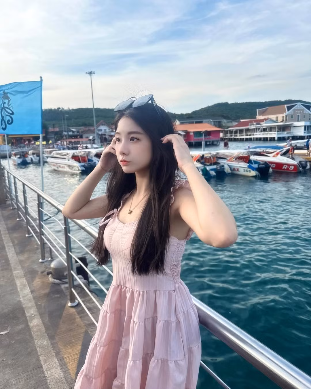 Đây là lần thứ ba cô ghé thăm và nhiệt tình khuyên fan đến thử suối nước nóng Ô Lai. Nhưng điều khiến fan “phát cuồng” chính là vóc dáng gợi cảm của cô nàng.