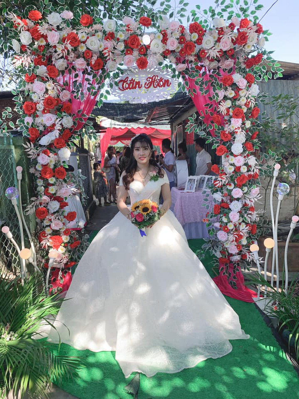 Dung mạo mới cũng khiến Phượng “Thị Nở” được nhiều chàng trai tìm đến hơn. Song chuyện tình cảm của cô sau đó cũng không mấy thuận lợi khi trải qua vài mối tình mà duyên số vẫn chưa thể gắn bó trọn đời.