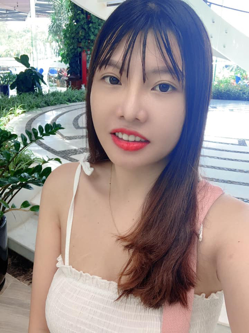 Phượng “Thị Nở” được gia đình sắp xếp cho một cuộc hôn nhân nhưng người đàn ông đó cuối cùng cũng chia tay cô vì lý do ngoại hình. Cô gái 23 tuổi trở thành mẹ đơn thân, đưa con về nhà ngoại sống.