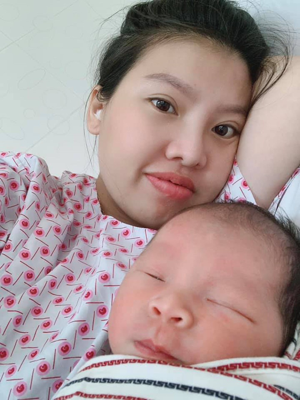 Mặc dù vậy, Phượng “Thị Nở” luôn giữ kín hình ảnh của chồng. Khi mọi người thắc mắc, cô cho biết ông xã không muốn lên báo, không muốn bị soi mói, sống trong thị phi.