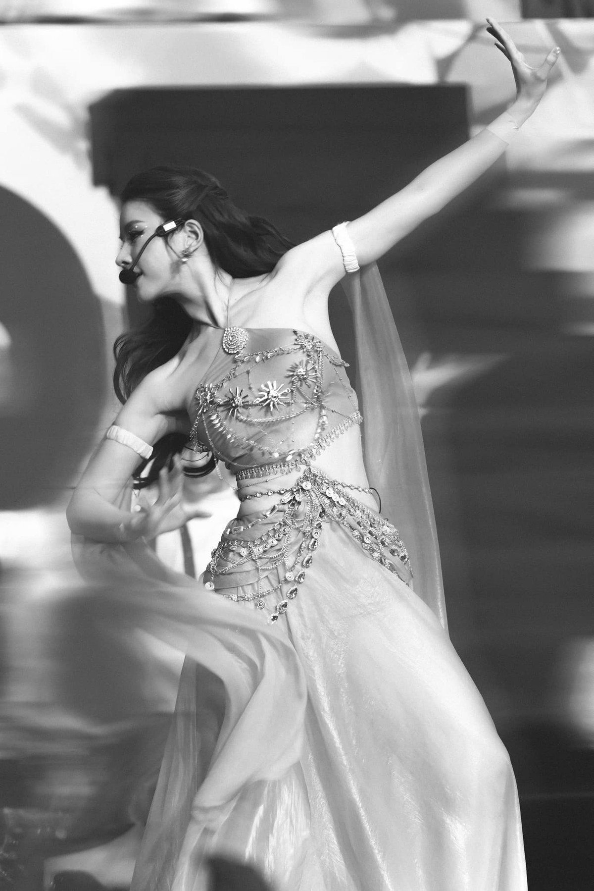 Một số tiết mục có sự tham gia của nữ DJ như Mặt trời của em, Mưa tháng sáu, Một cú lừa, Gone gone gone, Đi giữa trời rực rỡ... gây sốt mạng xã hội.