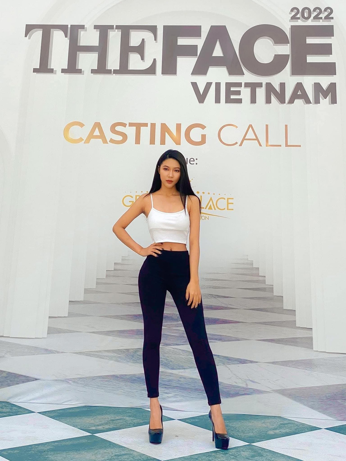 Tường Linh từng tham dự chương trình truyền hình thực tế The Face Vietnam năm 2022. Bà xã thủ thành tuyển Việt Nam nhận nhiều lời khen với vóc dáng nóng bỏng.