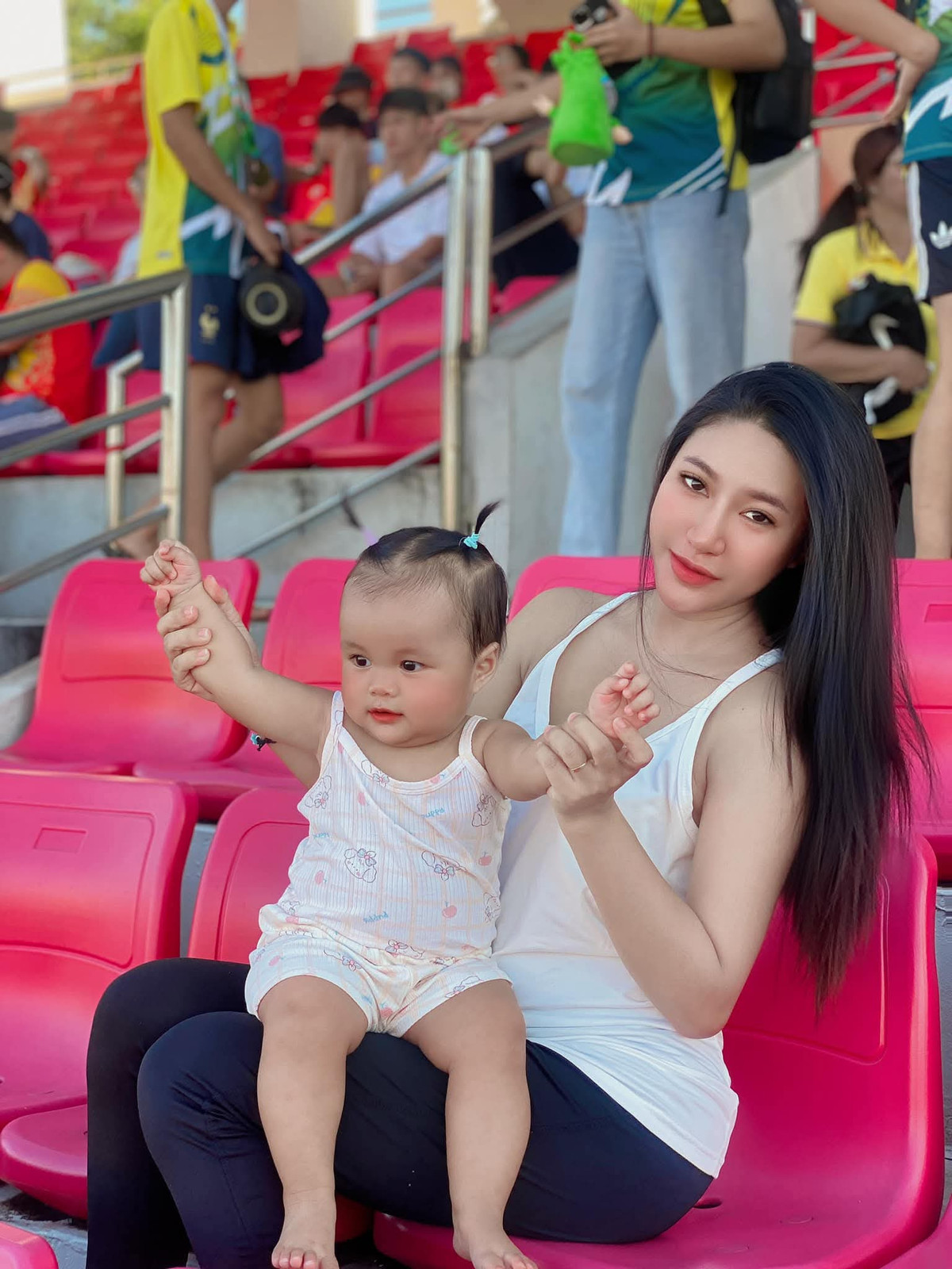 Trên trang cá nhân, Tường Linh thường xuyên đăng ảnh gia đình, thể hiện sự động viên, khích lệ tinh thần đối với chồng