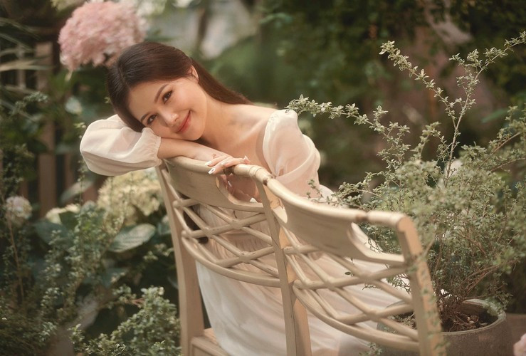 Chứng kiến những bức ảnh mới đăng của Phanh Lee, chắc hẳn nhiều đàn em chưa chồng cũng phải thấy ghen tị bởi dường như, cô nàng càng ngày càng đẹp mặn mà sau khi "bỏ cuộc chơi".