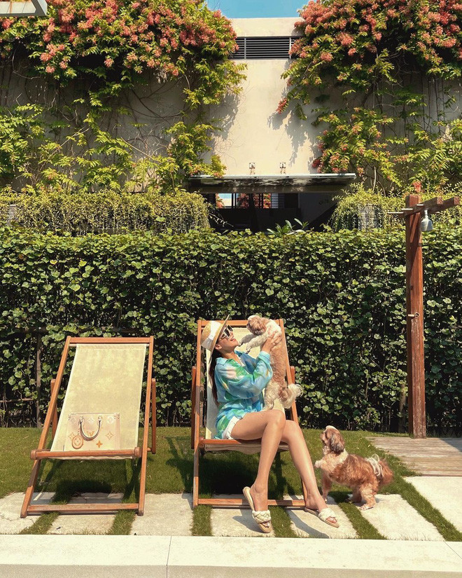 Nếu theo dõi trang cá nhân của Phanh Lee, kể từ khi kết hôn cho đến nay, đây cũng là lần đầu tiên cô nàng nhắc đến mẹ chồng.