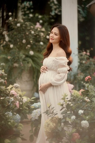 Dù mang bầu Phanh Lee không ngại cập nhật tình hình mỗi ngày cho dân mạng và khiến nhiều người trầm trồ vì khoản xinh đẹp.