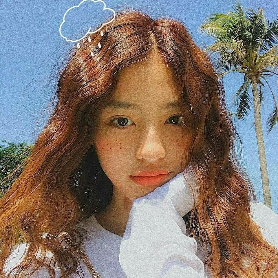 Với vóc dáng nhỏ nhắn, dễ thương cùng gương mặt rất xinh, Ngọc đang là một gương mặt lookbook rất ăn khách ở Sài Gòn. Cô nàng gây ấn tượng với đôi mắt đẹp như muốn nhấn chìm người khác trong ánh nhìn đó, đôi môi đỏ căng mọng và thần thái sinh ra là để ‘nổi tiếng’.