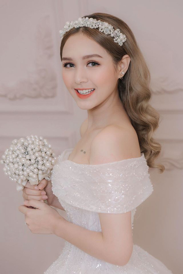 Trang Phạm (sinh năm 2002, biệt danh Xoài Non) được biết đến là một trong những hot girl Việt đình đám trên Instagram khi sở hữu hàng trăm ngàn lượt theo dõi trên MXH.