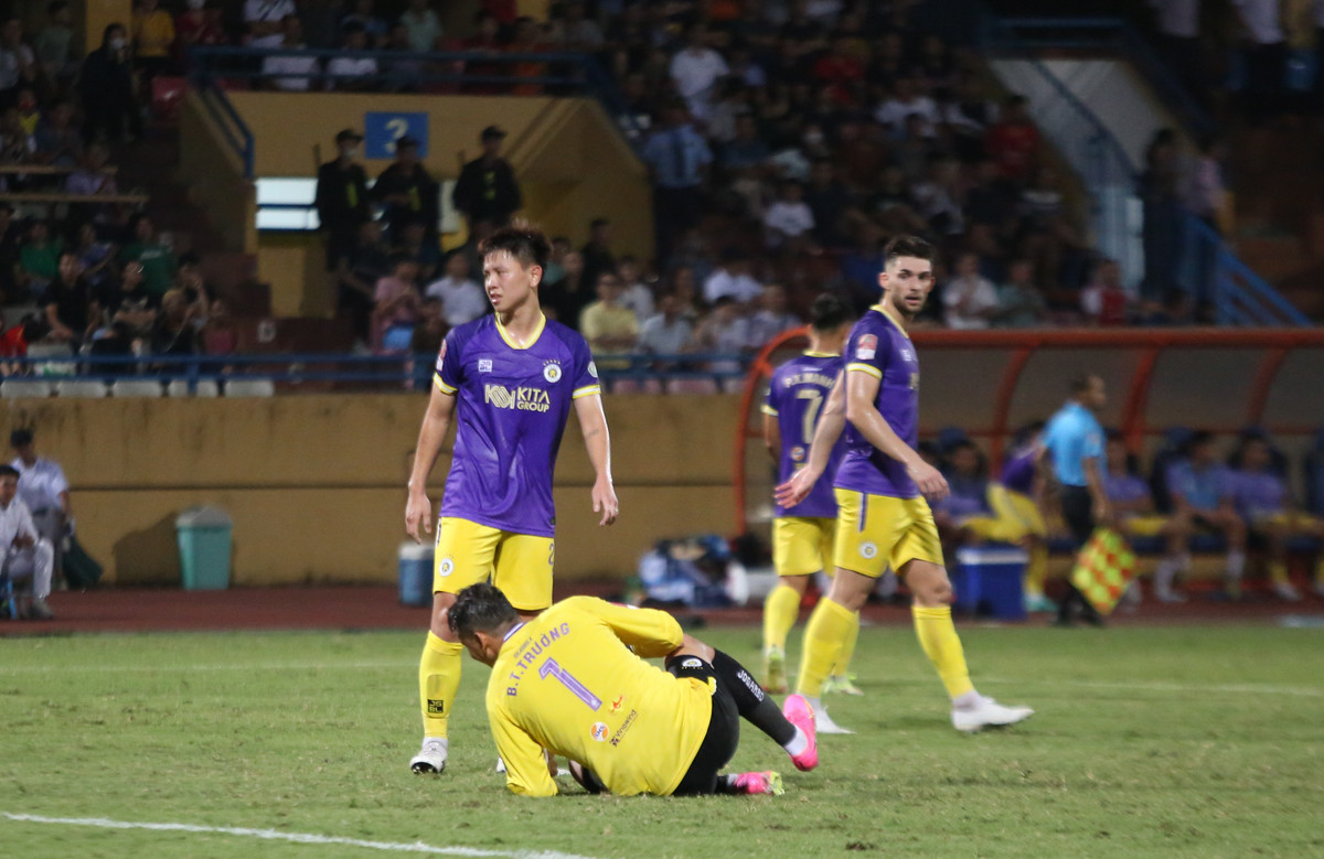 Ha Noi FC bat on, loay hoay dinh huong tim lai ban than