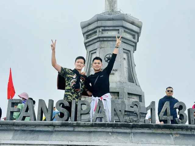 Tuy nhiên, lần này người đến SaPa với Hoàng Đức lại là các đồng đội tại CLB Viettel chứ không phải người đẹp Gia Hân.