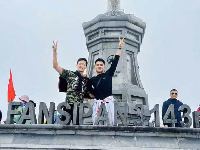 Tuy nhiên, lần này người đến SaPa với Hoàng Đức lại là các đồng đội tại CLB Viettel chứ không phải người đẹp Gia Hân.