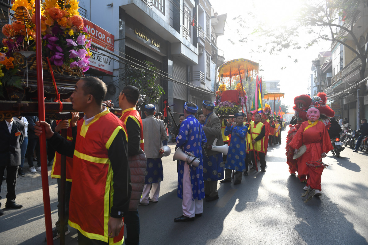 Hai quả pháo được rước vào đình làng trong sự hò reo của nhiều người. Mỗi quả pháo được đàn ông trong làng thay nhau khiêng từ Nhà văn hóa truyền thống đến sân đình của làng để làm lễ.