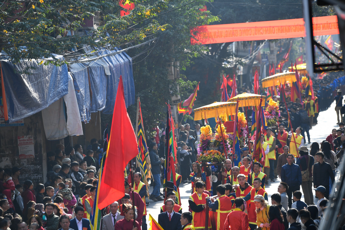 Những người rước pháo phải từ 35 tuổi trở lên. Theo dân gian truyền lại, thời vua Hùng có ông Cương Công, con trai ông Kinh Bắc quận vương, có công dẹp giặc Xích Quỷ, được vua phong là Thiên Cương.