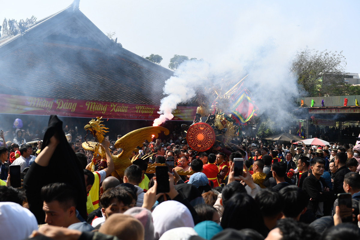 Khi dẹp giặc xong, Thiên Cương trở về Đồng Kỵ mở hội ăn mừng. Để nhớ ơn, làng Đồng Kỵ đã thờ đức Thiên Cương làm thần hoàng làng tại đình và hàng năm mở hội thi đốt pháo, tái hiện ngày ông ra lệnh xuất quân đánh giặc.