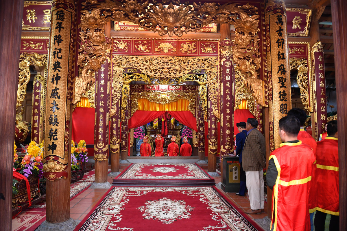 Sáng 13/2 (mùng 4 Tết), người dân làng Đồng Kỵ, thành phố Từ Sơn mở hội rước pháo.