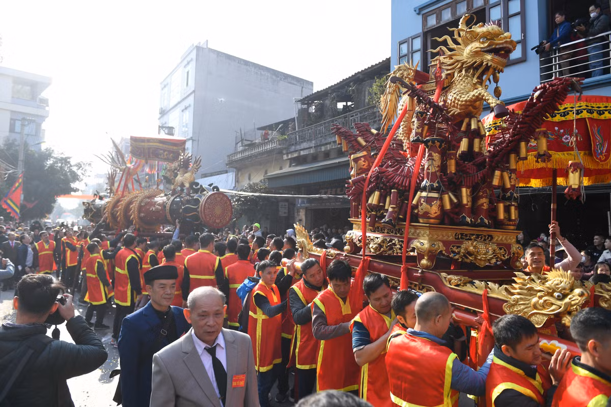 Sau mỗi hồi trống, các thanh niên reo hò vang dội “mừng pháo Nhất", "mừng pháo Nhì” tượng trưng cho tiếng pháo.
