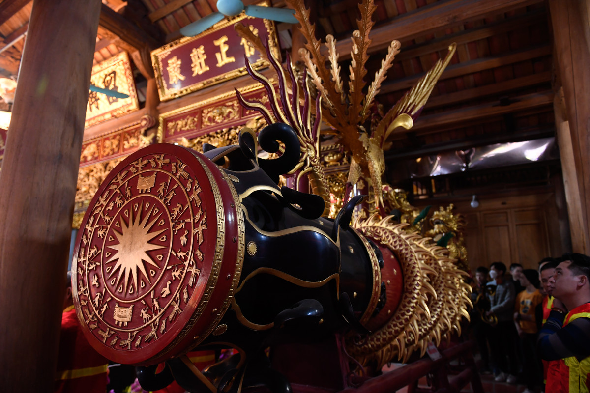 Mỗi quả pháo của làng Đồng Kỵ được trang trí với một đầu hình ngôi sao và một đầu hình trống đồng, nặng gần 1 tấn. Thân pháo được chạm khắc hình Long - Lân - Quy - Phụng.