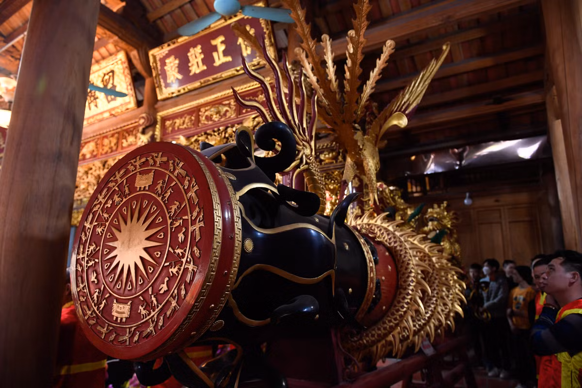 Mỗi quả pháo của làng Đồng Kỵ được trang trí với một đầu hình ngôi sao và một đầu hình trống đồng, nặng gần 1 tấn. Thân pháo được chạm khắc hình Long - Lân - Quy - Phụng.