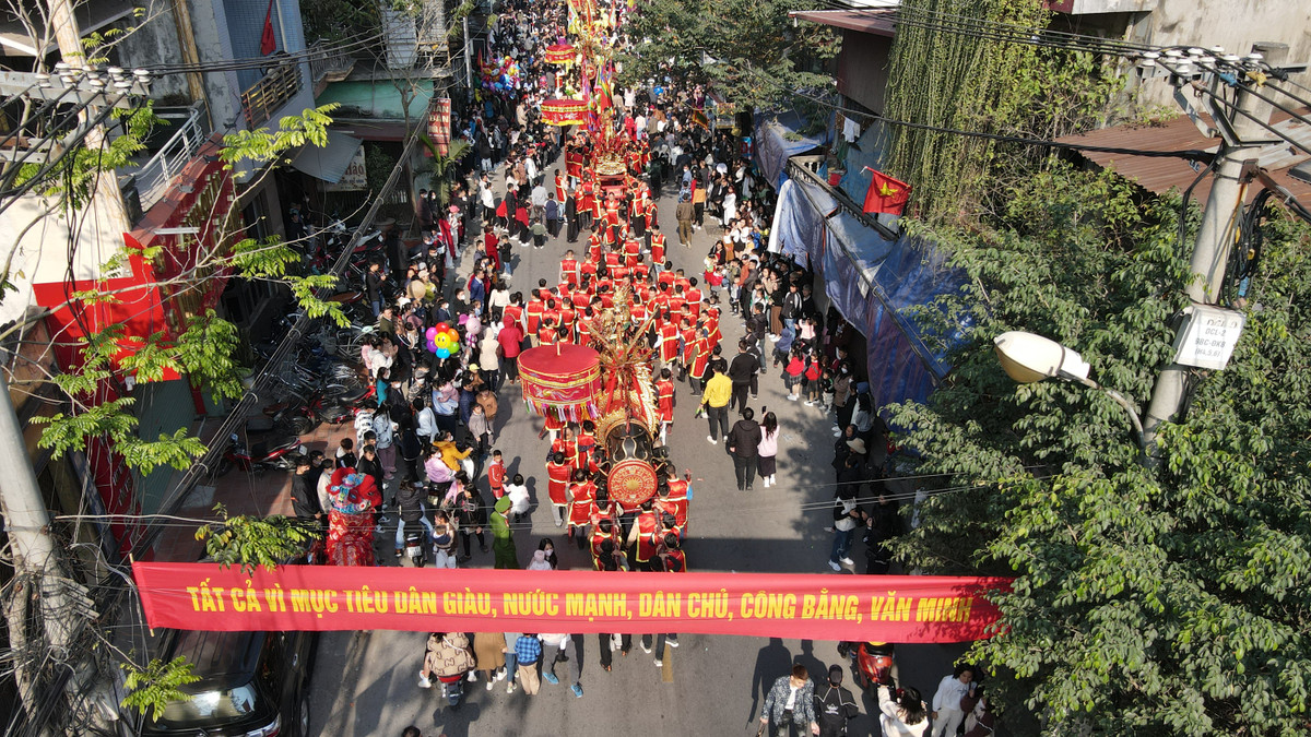 Trên đường dẹp giặc, Thiên Cương đã về Đồng Kỵ tuyển quân chọn tướng. Vào ngày mùng 4 tháng Giêng, ông ra lệnh xuất quân đánh giặc. Thiên Cương chia quân làm 4 tốp và giao cho 4 tướng chỉ huy. Trong buổi xuất quân, mọi người tổ chức đốt pháo hò reo, tạo không khí náo nhiệt, hào hùng để động viên quân sĩ.