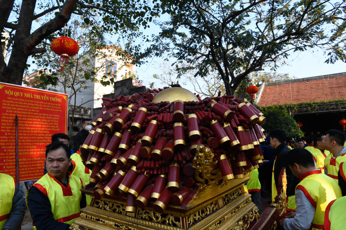 Đúng 9h, hai quả pháo được rước quanh làng. Xưa kia, làng Đồng Kỵ có hội thi làm pháo, đốt pháo để tưởng nhớ ngày Thánh Thiên Cương ra lệnh xuất quân đánh giặc (vị tướng sau này được dân tôn thờ làm Thành hoàng làng).