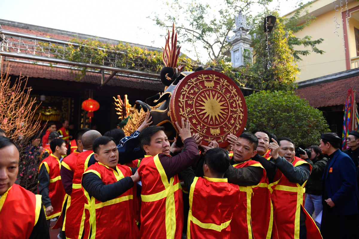 Sau khi pháo được đưa ra sân đình, các "quan sai" sẽ lau chùi sạch sẽ trước giờ rước.