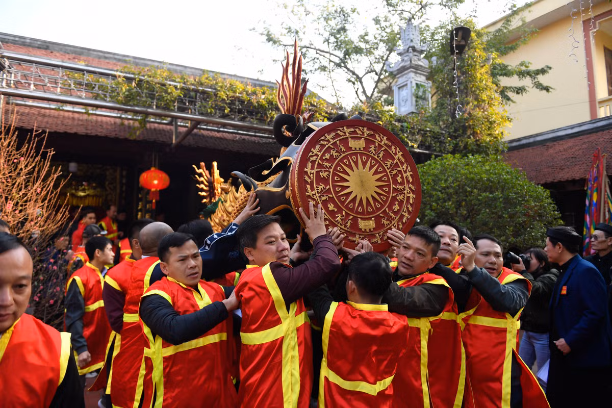 Sau khi pháo được đưa ra sân đình, các "quan sai" sẽ lau chùi sạch sẽ trước giờ rước.