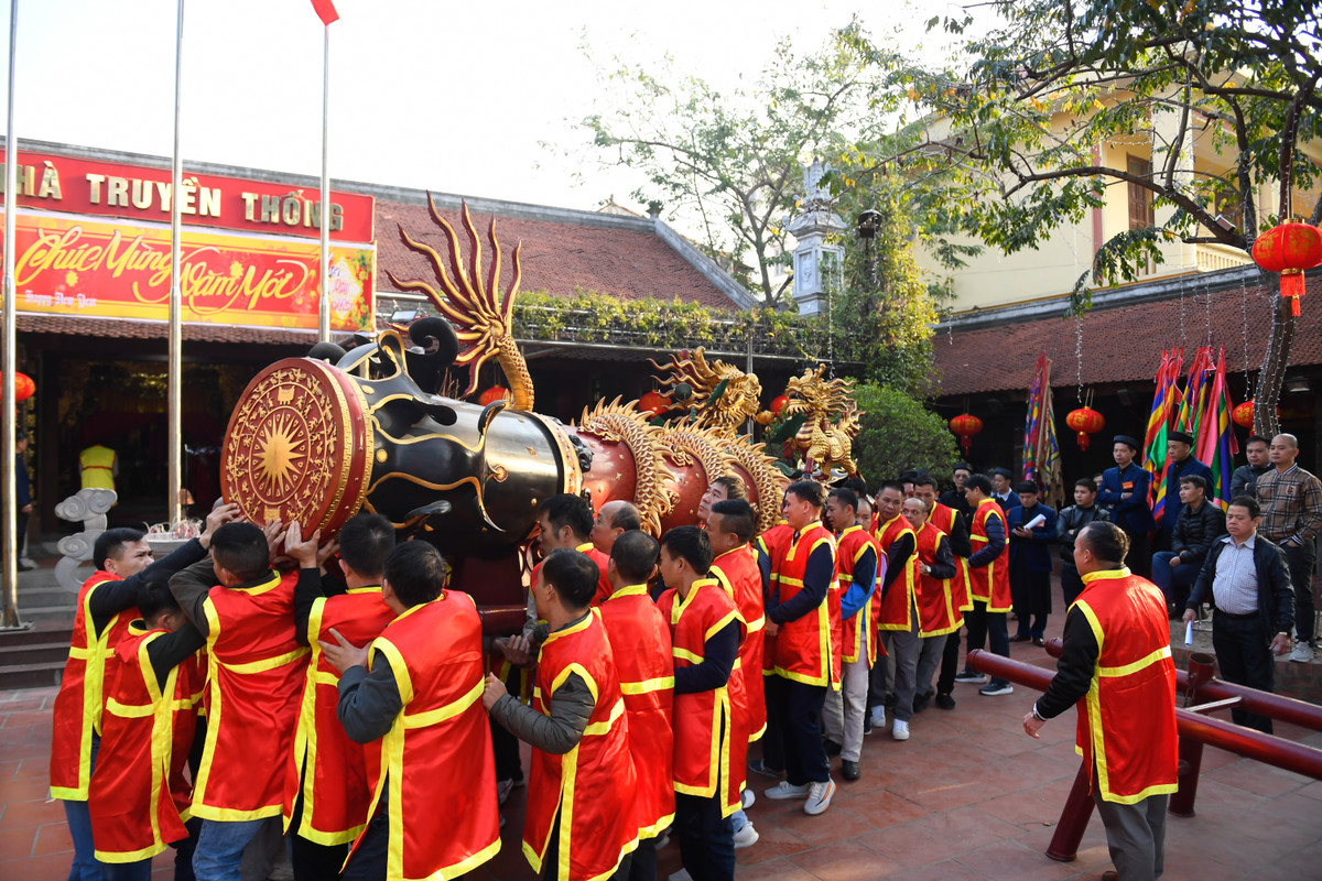 Trước đó, các bô lão cùng 4 quan đám trong làng làm lễ tại đình. Lễ hội rước pháo Đồng Kỵ được tổ chức trong khuôn viên đình, chùa và đền của làng dựng ở phía Đông Bắc, nằm bên bờ sông Ngũ Huyện Khê.