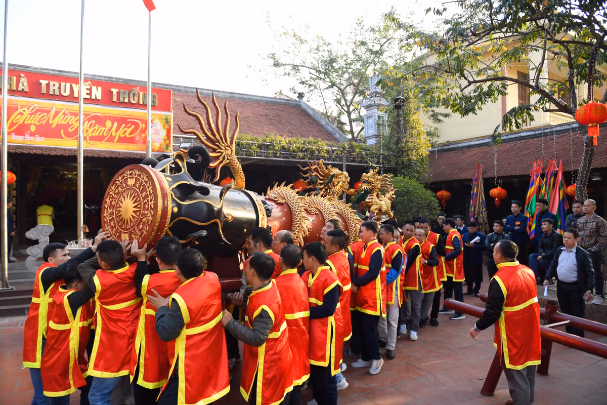 Trước đó, các bô lão cùng 4 quan đám trong làng làm lễ tại đình. Lễ hội rước pháo Đồng Kỵ được tổ chức trong khuôn viên đình, chùa và đền của làng dựng ở phía Đông Bắc, nằm bên bờ sông Ngũ Huyện Khê.