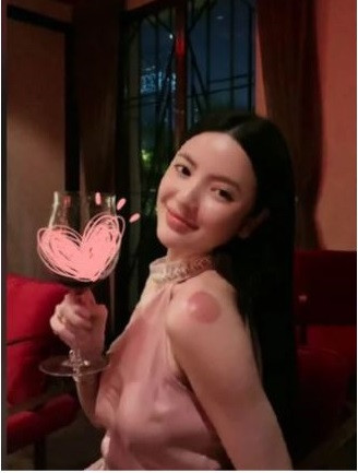 Đáng chú ý là người đi cùng được quay một cách ẩn ý không lộ mặt kèm dòng caption "em đói", CĐM xem qua liền đoán ra ngay là Chu Thanh Huyền được bạn trai Quang Hải dẫn đi ăn tối.